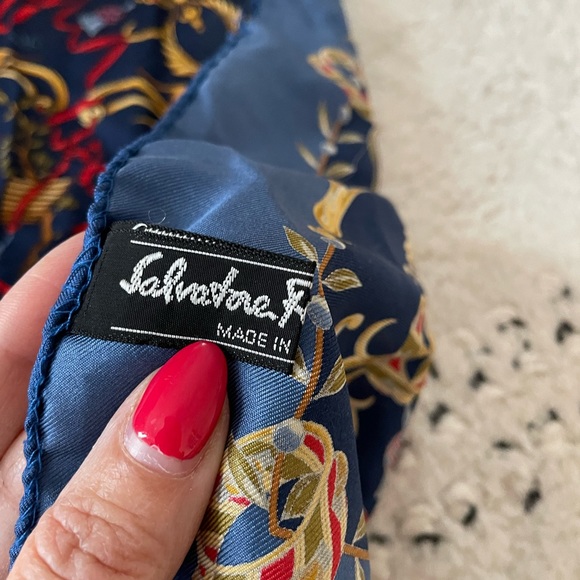 Authentic SALVATORE FERRAGAMO Scarf Silk - Picture 3 of 4